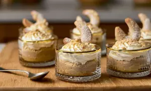 Leckeres Vanillekipferl Dessert im Glas, garniert mit Sahne und Keksbröseln. Ein süßer Genuss für jeden Anlass.