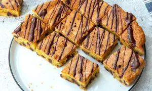 Saftige Blondies mit Schokostückchen, verziert mit Schokoladenglasur. Ein köstliches Rezept für Blondies, das jeden begeistert.