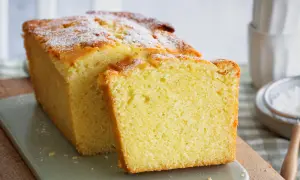 Ein saftiger Kuchen, der wie ein Puddingpulver-Kuchen aussieht, bestäubt mit Puderzucker.