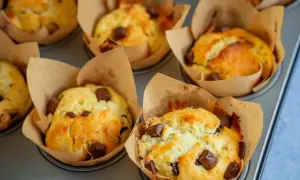 Frisch gebackene Schoko-Muffins im Papierförmchen, bereit für ein leckeres Muffins Rezept.