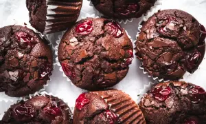 Schoko Kirsch Muffins mit saftigen Kirschen und Schokoladenstückchen, bereit zum Genießen.