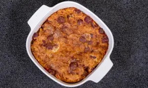 Ein goldbraun gebackener Kirschenmichel im Auflaufform. Dieses Kirschenmichel Rezept ist ein Genuss!