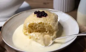 Ein fluffiger Dampfnudel-Kloß mit Blaubeeren und Vanillesauce. Ein köstliches Dampfnudeln Rezept zum Genießen.