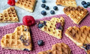 Herzförmige Baby Waffeln mit Blaubeeren und Himbeeren, ein süßer Genuss für jeden Anlass.