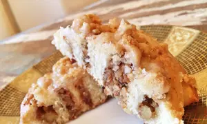 Zwei saftige Nussschnecken mit Zuckerguss und Nüssen, bereit zum Genießen. Ein tolles Nussschnecken Rezept!