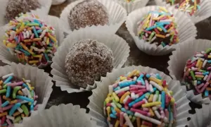 Bunte Schokokugeln mit Streuseln und einige in Zucker gewälzt. Ein leckeres Schokokugeln Rezept für jeden Anlass.