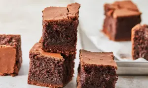 Saftige Brownies, perfekt für jedes brownie rezept. Dunkelbraun, mit feiner Kruste und cremigem Inneren.