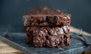Gestapelte Scheiben eines saftigen Schoko Bananen Kuchens mit vielen Schokostückchen.