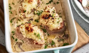 Saftige Medaillons in cremiger Pilzsoße, überbacken mit Käse. Ein köstliches Rezept für den Backofen, garniert mit Petersilie.