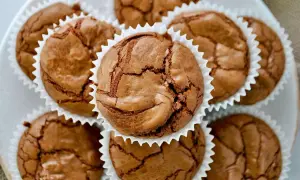 Saftige brownie muffins mit knuspriger Kruste, perfekt für den süßen Genuss.