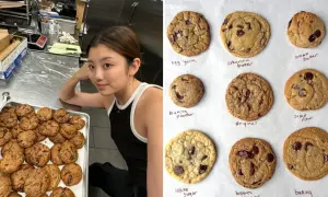 Eine junge Frau neben einem Blech voller frisch gebackener Kekse. Daneben verschiedene Kekse mit Beschriftungen, die auf die Zutaten beim Kekse backen hinweisen.