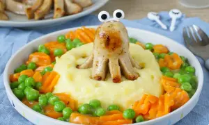 Ein Würstchen-Oktopus mit Kartoffelbrei, Erbsen und Karotten – so etwas essen Kinder gerne!