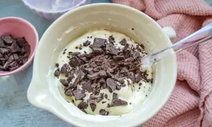 Cremige Masse mit Schokoladenstückchen, bereit für das Herrencreme Rezept.