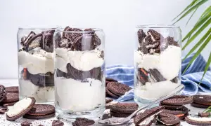 Cremiges Oreo Tiramisu in Gläsern geschichtet, mit ganzen und zerbrochenen Keksen garniert. Ein süßer Genuss!