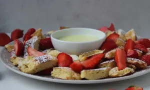 Leckerer Protein Kaiserschmarrn mit frischen Erdbeeren und Vanillesauce. Ein Genuss für Sportler!