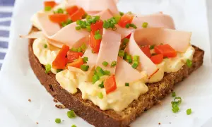 Herzhaft belegtes Brot mit Mayonnaise, Putenbrust, Paprika und Schnittlauch. Ein herzhafter Genuss, der an ein deftiges French Toast erinnert.