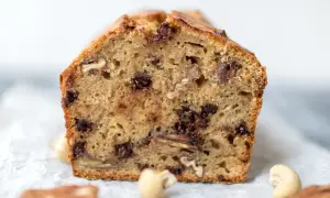 Ein saftiges Bananenbrot mit Schokoladenstückchen und Nüssen, perfekt für den Kaffeetisch.
