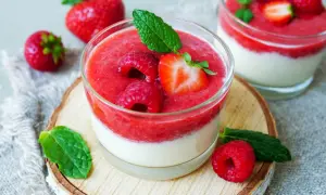 Erfrischendes Joghurtbombe Rezept: Cremiger Joghurt mit fruchtigem Erdbeerpüree, garniert mit frischen Beeren und Minze. Ein Genuss!