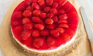 Ein köstlicher Erdbeerkuchen mit frischen Erdbeeren und rotem Tortenguss. Perfekt für jedes Erdbeerkuchen Rezept.