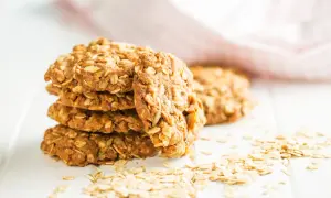 Stapel Haferflocken-Bananen-Kekse mit Haferflocken verstreut.