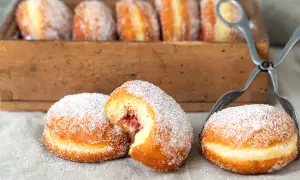 Frisch gebackene Berliner mit Marmeladenfüllung, bestreut mit Zucker. Ein köstliches berliner rezept für den Genuss.
