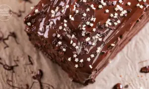 Ein köstlicher schoko kuchen mit glänzender Glasur und kleinen Sternen-Streuseln. Perfekt für jeden Anlass, der Glück bringt.