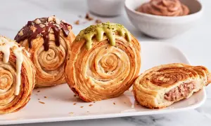 Saftige New York Rolls mit Schokolade, Pistazie und weißer Glasur, eine köstliche Versuchung.