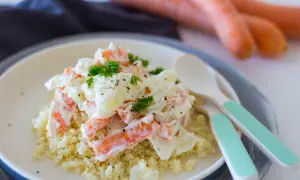 Couscous mit Karotten-Kartoffel-Salat, cremig und mit Petersilie garniert. Perfekt für couscous baby!