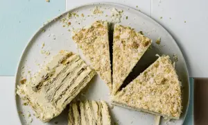 Schichten von knusprigem Teig und cremiger Füllung machen diesen Napoleon Kuchen zu einem Genuss.