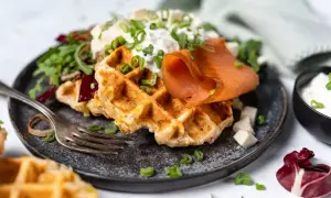 Herzhafte Waffeln mit Räucherlachs, Frischkäse und Schnittlauch. Ein köstliches Gericht, das Lust auf mehr macht.
