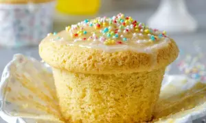 Ein leckerer Muffin mit Zuckerguss und bunten Streuseln, perfekt für ein Muffins Rezept Kinder.