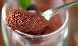 Luftige Mousse au Chocolat, perfekt für Ihr nächstes Dessert. Dieses mousse au chocolat rezept ist einfach und köstlich.
