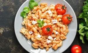 Feta Pasta aus dem Ofen: cremige Makkaroni mit geschmolzenem Feta, Kirschtomaten und frischer Petersilie.