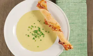 Cremige Lauchsuppe mit Schnittlauch und einem herzhaften Käse-Speck-Brotstangerl. Ein tolles Rezept für Lauchcremesuppe!