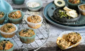 Saftige Muffins mit Kernen und Samen, perfekt für einen proteinreichen Snack. Diese Muffins mit Proteinpulver sind eine gesunde Leckerei.