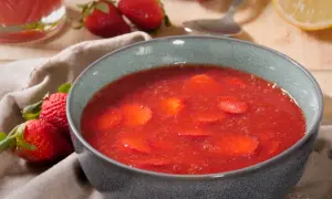 Erfrischende Erdbeer-Kaltschale, ein leichtes Rezept für heiße Tage. Frische Erdbeeren und ein Hauch Zitrone.