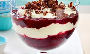 Schichtdessert mit Kirschen und cremiger Mascarpone-Füllung, garniert mit Schokostreuseln. Ein Traum!