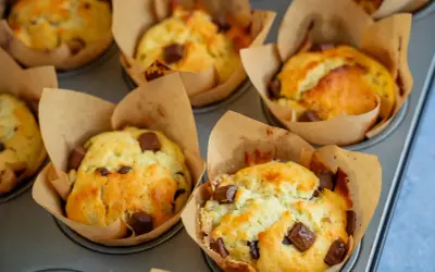 Frisch gebackene Schoko-Muffins im Papierförmchen, bereit für ein leckeres Muffins Rezept.