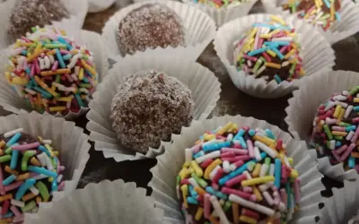 Bunte Schokokugeln mit Streuseln und einige in Zucker gewälzt. Ein leckeres Schokokugeln Rezept für jeden Anlass.
