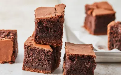 Saftige Brownies, perfekt für jedes brownie rezept. Dunkelbraun, mit feiner Kruste und cremigem Inneren.