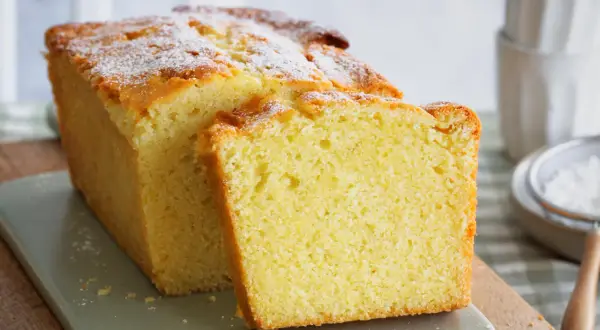 Ein saftiger Kuchen, der wie ein Puddingpulver-Kuchen aussieht, bestäubt mit Puderzucker.