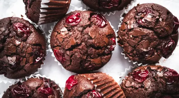 Schoko Kirsch Muffins mit saftigen Kirschen und Schokoladenstückchen, bereit zum Genießen.