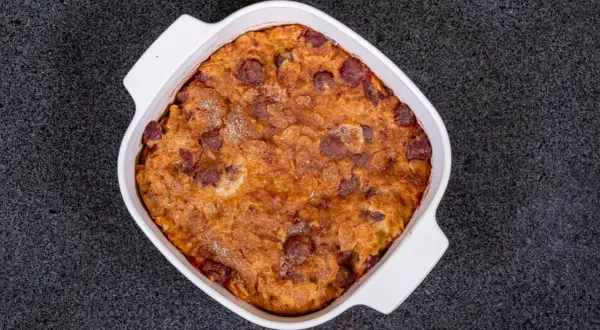 Ein goldbraun gebackener Kirschenmichel im Auflaufform. Dieses Kirschenmichel Rezept ist ein Genuss!