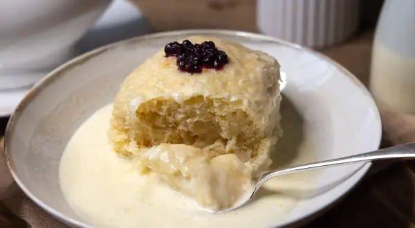 Ein fluffiger Dampfnudel-Kloß mit Blaubeeren und Vanillesauce. Ein köstliches Dampfnudeln Rezept zum Genießen.