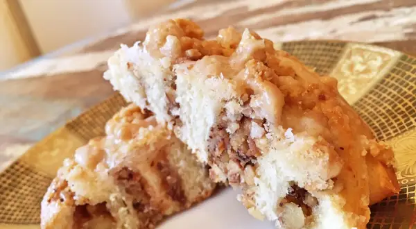 Zwei saftige Nussschnecken mit Zuckerguss und Nüssen, bereit zum Genießen. Ein tolles Nussschnecken Rezept!
