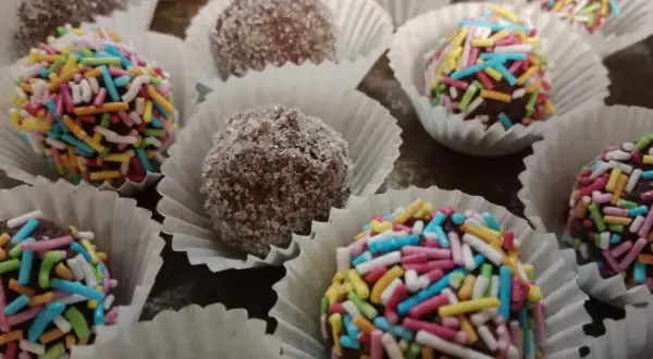 Bunte Schokokugeln mit Streuseln und einige in Zucker gewälzt. Ein leckeres Schokokugeln Rezept für jeden Anlass.