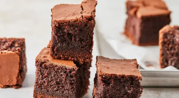 Saftige Brownies, perfekt für jedes brownie rezept. Dunkelbraun, mit feiner Kruste und cremigem Inneren.