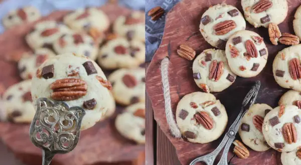 Leckere Pekannuss-Cookies mit Schokostückchen, einige auf einem Silberlöffel, andere auf einem Holzbrett mit einer kleinen Zange.