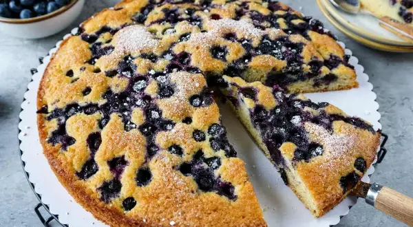Saftiger Blaubeerkuchen, perfekt für einfache obstkuchen rezepte. Mit Puderzucker bestäubt und bereit zum Genießen.