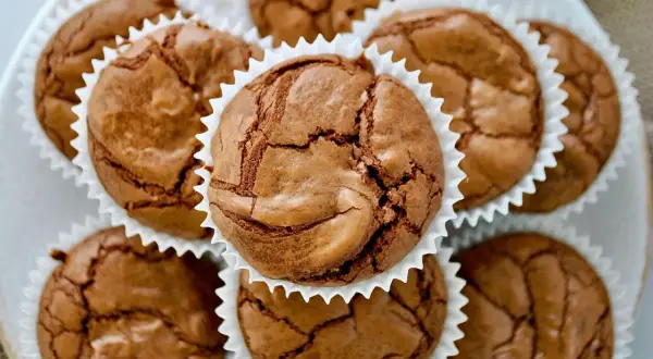 Saftige brownie muffins mit knuspriger Kruste, perfekt für den süßen Genuss.